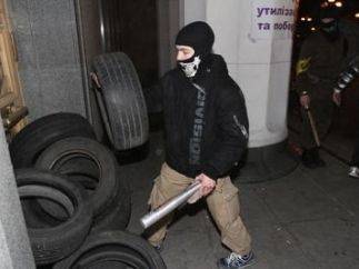 Люди с покрышками и криками "Достали!" начали штурм Верховной Рады Митингующи Люди с покрышками и криками "Достали!" начали штурм Верховной Рады Митингующи