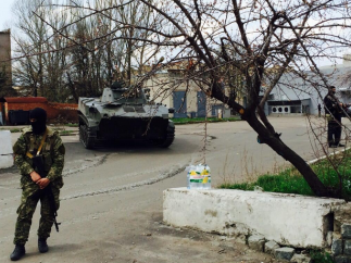 В Славянске расстреляли блок-пост "самооборонцев" В Славянске расстреляли блок-пост "самооборонцев"