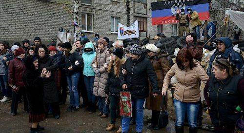 Война хунты против народа! В Славянске войскам хунты удалось подстрелить рыбака, в Артёмовск прибыла нацгвардия — и отдала оружие гражданам Война хунты против народа! В Славянске войскам хунты удалось подстрелить рыбака, в Артёмовск прибыла нацгвардия — и отдала оружие гражданам