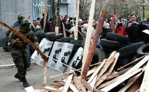 Война хунты против народа! В Славянске войскам хунты удалось подстрелить рыбака, в Артёмовск прибыла нацгвардия — и отдала оружие гражданам Война хунты против народа! В Славянске войскам хунты удалось подстрелить рыбака, в Артёмовск прибыла нацгвардия — и отдала оружие гражданам