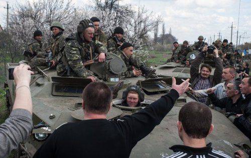 Более тысячи активистов блокируют солдат у Краматорска – Тымчук Более тысячи активистов блокируют солдат у Краматорска – Тымчук