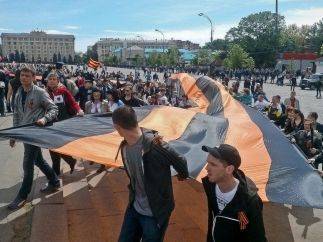 В Харькове развернули гигантскую георгиевскую ленту В Харькове развернули гигантскую георгиевскую ленту