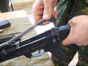 Запорожские коммунисты учат разбирать автомат и составляют списки Запорожские коммунисты учат разбирать автомат и составляют списки
