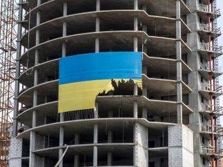 В Харькове ночью подожгли огромный флаг Украины В Харькове ночью подожгли огромный флаг Украины