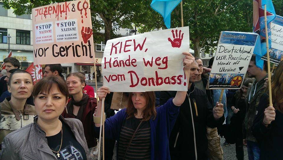"Яценюк - террорист и убийца!": массовый протест немцев против карательной операции на Юго-Востоке и по случаю визита Яценюка в Германию "Яценюк - террорист и убийца!": массовый протест немцев против карательной операции на Юго-Востоке и по случаю визита Яценюка в Германию