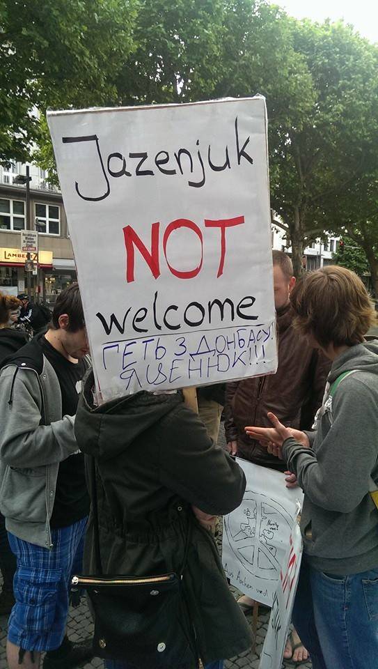 "Яценюк - террорист и убийца!": массовый протест немцев против карательной операции на Юго-Востоке и по случаю визита Яценюка в Германию "Яценюк - террорист и убийца!": массовый протест немцев против карательной операции на Юго-Востоке и по случаю визита Яценюка в Германию