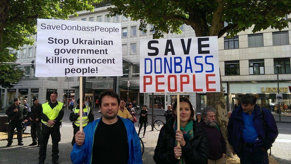 "Яценюк - террорист и убийца!": массовый протест немцев против карательной операции на Юго-Востоке и по случаю визита Яценюка в Германию "Яценюк - террорист и убийца!": массовый протест немцев против карательной операции на Юго-Востоке и по случаю визита Яценюка в Германию