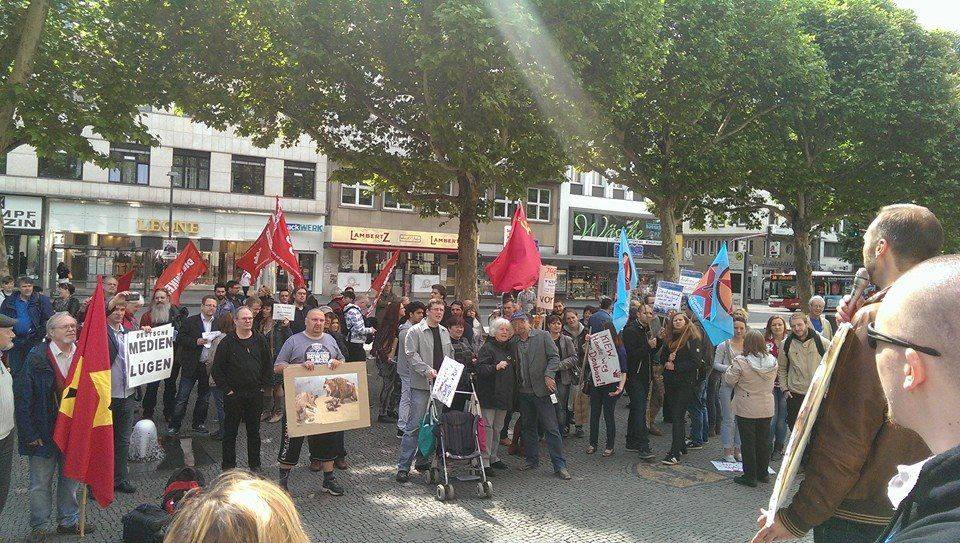 "Яценюк - террорист и убийца!": массовый протест немцев против карательной операции на Юго-Востоке и по случаю визита Яценюка в Германию "Яценюк - террорист и убийца!": массовый протест немцев против карательной операции на Юго-Востоке и по случаю визита Яценюка в Германию