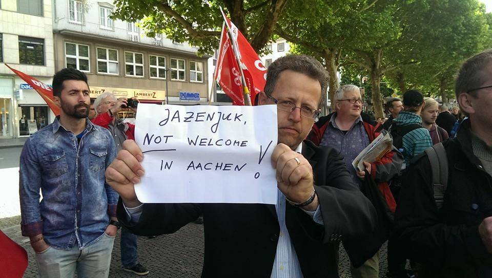 "Яценюк - террорист и убийца!": массовый протест немцев против карательной операции на Юго-Востоке и по случаю визита Яценюка в Германию "Яценюк - террорист и убийца!": массовый протест немцев против карательной операции на Юго-Востоке и по случаю визита Яценюка в Германию