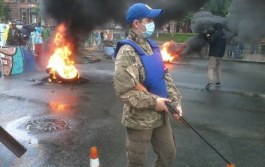 На Майдане жгут шины и бросают коктейли Молотова, На Майдане жгут шины и бросают коктейли Молотова,