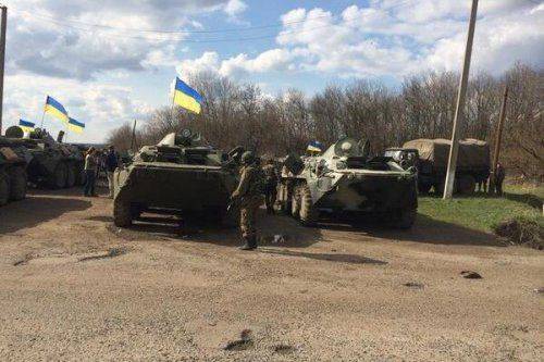 К Славянску приближается колонна военной техники К Славянску приближается колонна военной техники