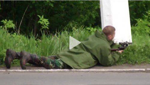 Колонна бронетехники ВС Украины движется в сторону Славянска Колонна бронетехники ВС Украины движется в сторону Славянска