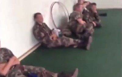 В сети появилось видео со сдавшимися в плен пограничниками В сети появилось видео со сдавшимися в плен пограничниками
