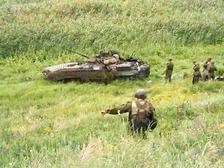 Украинские военные пытались отбить брошенный в России БМП Украинские военные пытались отбить брошенный в России БМП