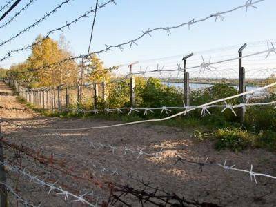 КИЕВ ОТГОРАЖИВАЕТСЯ ОТ КРЫМА КОЛЮЧЕЙ ПРОВОЛОКОЙ, БМП И ТАНКАМИ КИЕВ ОТГОРАЖИВАЕТСЯ ОТ КРЫМА КОЛЮЧЕЙ ПРОВОЛОКОЙ, БМП И ТАНКАМИ