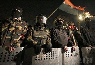 В Житомире евронелюди разгромили пять российских банков (видео) В Житомире евронелюди разгромили пять российских банков (видео)