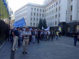 "Ликвидировать "Антонов" будет просто безумием". Работники предприятия в Киеве формируют отряды самообороны и пикетируют АП "Ликвидировать "Антонов" будет просто безумием". Работники предприятия в Киеве формируют отряды самообороны и пикетируют АП