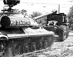Брошенный ополченцами танк ИС-3 оказался в руках Нацгвардии (видео) Брошенный ополченцами танк ИС-3 оказался в руках Нацгвардии (видео)