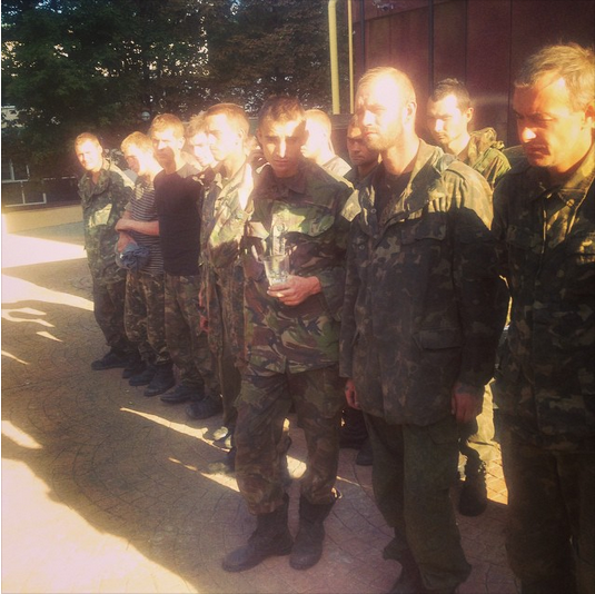Украинские военные продолжают сдаваться в плен Ополчению Украинские военные продолжают сдаваться в плен Ополчению