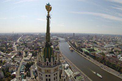 Высотку на Котельнической набережной раскрасил украинский руфер? Высотку на Котельнической набережной раскрасил украинский руфер?