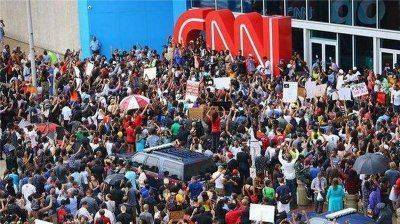 Осада офиса CNN в Атланте – реакция зрителей на замалчивание фактов Осада офиса CNN в Атланте – реакция зрителей на замалчивание фактов