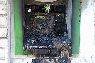 В Одессе жгут банки Коломойского В Одессе жгут банки Коломойского