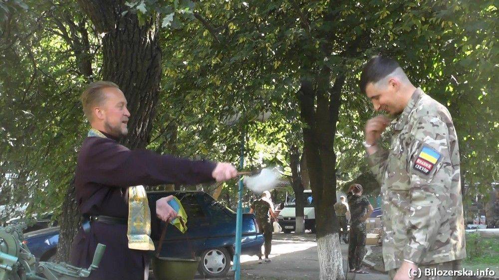 Украинские попы благословляют нацистов на убийства. Украинские попы благословляют нацистов на убийства.