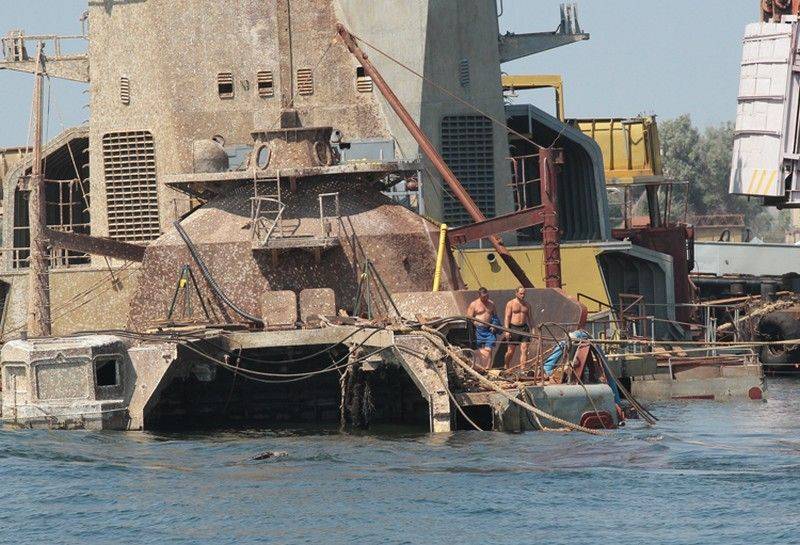 Крым прощается с кораблем «Очаков», остановившем эскадру киевской хунты Крым прощается с кораблем «Очаков», остановившем эскадру киевской хунты
