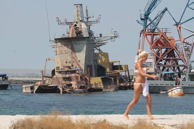 Крым прощается с кораблем «Очаков», остановившем эскадру киевской хунты Крым прощается с кораблем «Очаков», остановившем эскадру киевской хунты