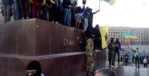 Свастики и антикоммунизм есть, а фашизма нет: в Харькове осатанелые разгромили памятник Ленину Свастики и антикоммунизм есть, а фашизма нет: в Харькове осатанелые разгромили памятник Ленину