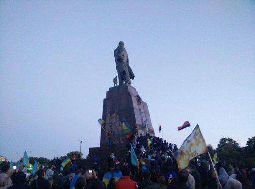 Свастики и антикоммунизм есть, а фашизма нет: в Харькове осатанелые разгромили памятник Ленину Свастики и антикоммунизм есть, а фашизма нет: в Харькове осатанелые разгромили памятник Ленину