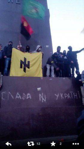 Свастики и антикоммунизм есть, а фашизма нет: в Харькове осатанелые разгромили памятник Ленину Свастики и антикоммунизм есть, а фашизма нет: в Харькове осатанелые разгромили памятник Ленину