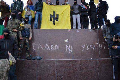 Свастики и антикоммунизм есть, а фашизма нет: в Харькове осатанелые разгромили памятник Ленину Свастики и антикоммунизм есть, а фашизма нет: в Харькове осатанелые разгромили памятник Ленину