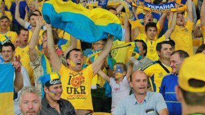 В Португалии полиция выгнала болельщиков со стадиона за флаг Украины В Португалии полиция выгнала болельщиков со стадиона за флаг Украины