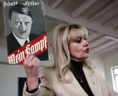 Фарион на "Марше славы УПА" цитировала Гитлера и призывала к уничтожению москалей Фарион на "Марше славы УПА" цитировала Гитлера и призывала к уничтожению москалей