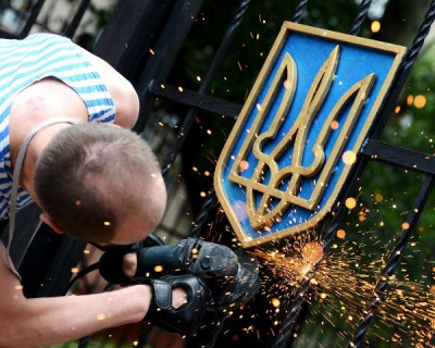 В ЛНР стартовала акция по избавлению от украинской символики В ЛНР стартовала акция по избавлению от украинской символики
