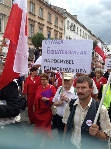 Поляки вышли на улицы с протестами против прославления Бандеры Поляки вышли на улицы с протестами против прославления Бандеры