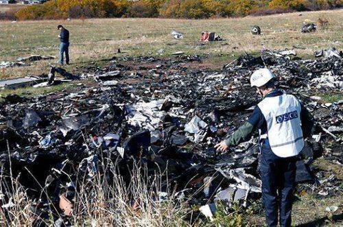 Голландские эксперты вернулись за телами погибших в авиакатастрофе над Донбассом, но обломки самолета забирать не спешат Голландские эксперты вернулись за телами погибших в авиакатастрофе над Донбассом, но обломки самолета забирать не спешат
