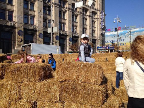 Сесть в стог сена на Крещатике и заплакать Сесть в стог сена на Крещатике и заплакать