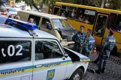 Во Львове убили милиционера. Девушка в вышиванке фотографировала убийство Во Львове убили милиционера. Девушка в вышиванке фотографировала убийство