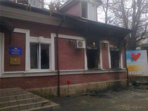 В Одессе неизвестные сожгли офис «Батькивщины» В Одессе неизвестные сожгли офис «Батькивщины»