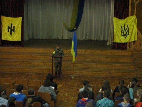 Львов: неонацисты читают старшеклассникам лекции о “великодержавной Украине” Львов: неонацисты читают старшеклассникам лекции о “великодержавной Украине”