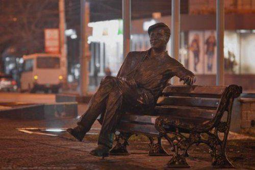 В Запорожье бандеровцы уничтожили скульптуру киногероя Саши Савченко В Запорожье бандеровцы уничтожили скульптуру киногероя Саши Савченко