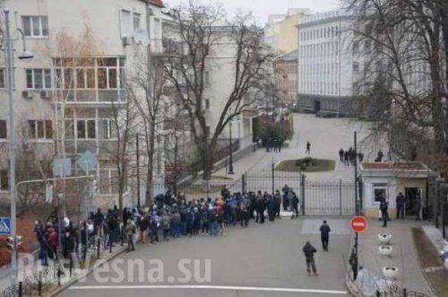 В Киеве задержаны 16 человек, пытавшиеся спилить забор у администрации президента  В Киеве задержаны 16 человек, пытавшиеся спилить забор у администрации президента