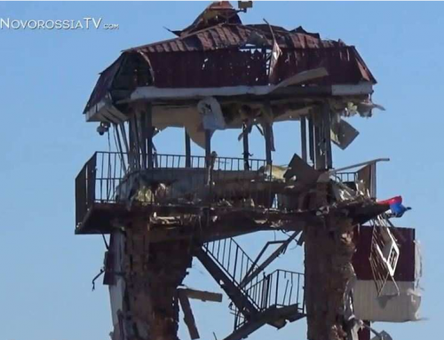 «Аэропорт наш!» — флаги Новороссии на взлетной полосе и над пожарной вышкой, враг несет потери «Аэропорт наш!» — флаги Новороссии на взлетной полосе и над пожарной вышкой, враг несет потери