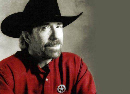 Американский каратэ-коп в эпическом бою с дверью Американский каратэ-коп в эпическом бою с дверью