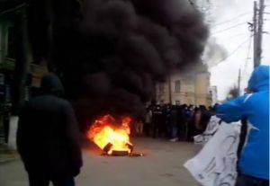 В Виннице под шум взрывов штурмуют облгосадминистрацию В Виннице под шум взрывов штурмуют облгосадминистрацию