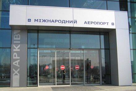 В аэропорт Харькова прибыла группа российских военных В аэропорт Харькова прибыла группа российских военных