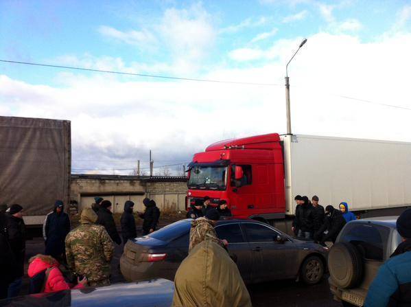 В Харькове «евромайдановцы» перекрыли дорогу и ждут милицию В Харькове «евромайдановцы» перекрыли дорогу и ждут милицию