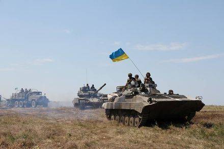 Украинские солдаты линчевали танкиста, который случайно переехал их сослуживцев Украинские солдаты линчевали танкиста, который случайно переехал их сослуживцев